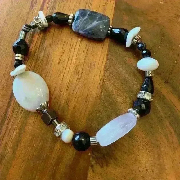 Unique Handcrafted beaded bracelet. One of a kind! 7” - Picture 6 of 7